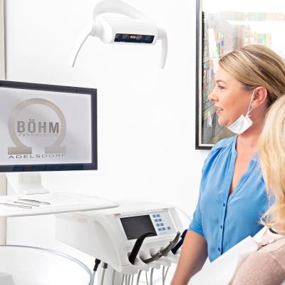 Behandlung einer Patientin durch Agnes Böhm