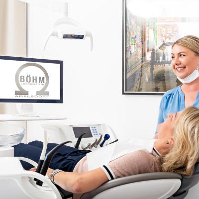 Behandlung einer Patientin durch Agnes Böhm 2